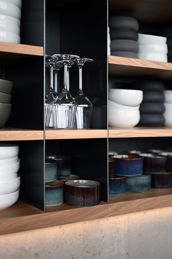 RESTAURANT LE PILY mobilier pro sur mesure rangement bois et métal à Cherbourg