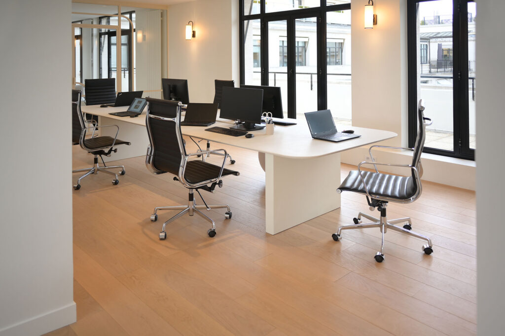 Table de coworking et table de réunion / Projet Advisor Paris