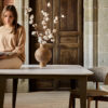 Table artisanale céramique Dekton modèle Comtesse ARTMETA 4K Table céramique Dekton modèle Comtesse / Dimensions : 200x100xH75 cm / Plateau : Entzo Pieds : Brun doré / Fabrication ARTMETA