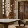 Table artisanale céramique Dekton modèle Comtesse ARTMETA 4K vue 2 Table céramique Dekton modèle Comtesse / Dimensions : 200x100xH75 cm / Plateau : Entzo Pieds : Bronze / Fabrication ARTMETA