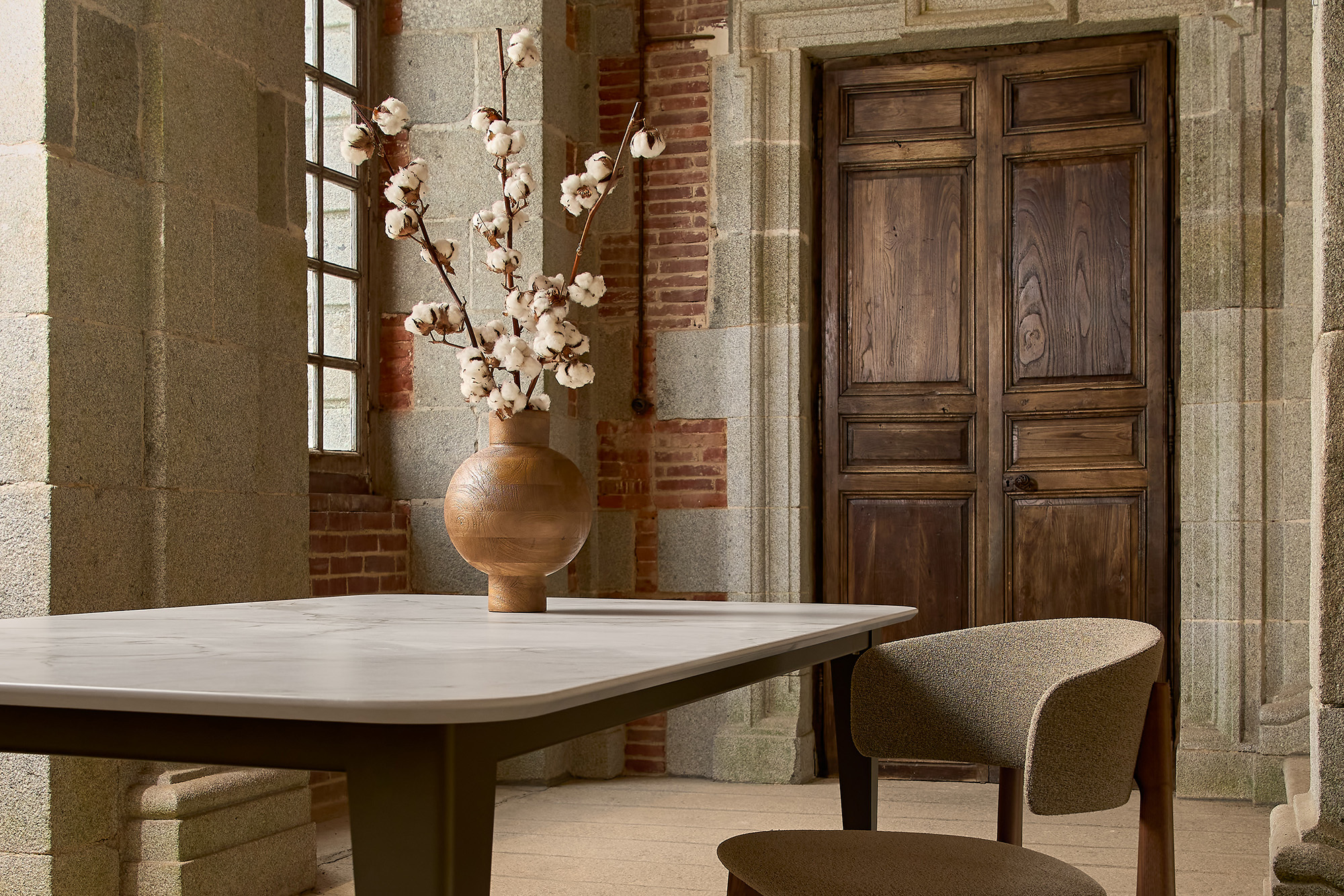Table artisanale céramique Dekton modèle Comtesse ARTMETA 4K vue 2 Table céramique Dekton modèle Comtesse / Dimensions : 200x100xH75 cm / Plateau : Entzo Pieds : Bronze / Fabrication ARTMETA
