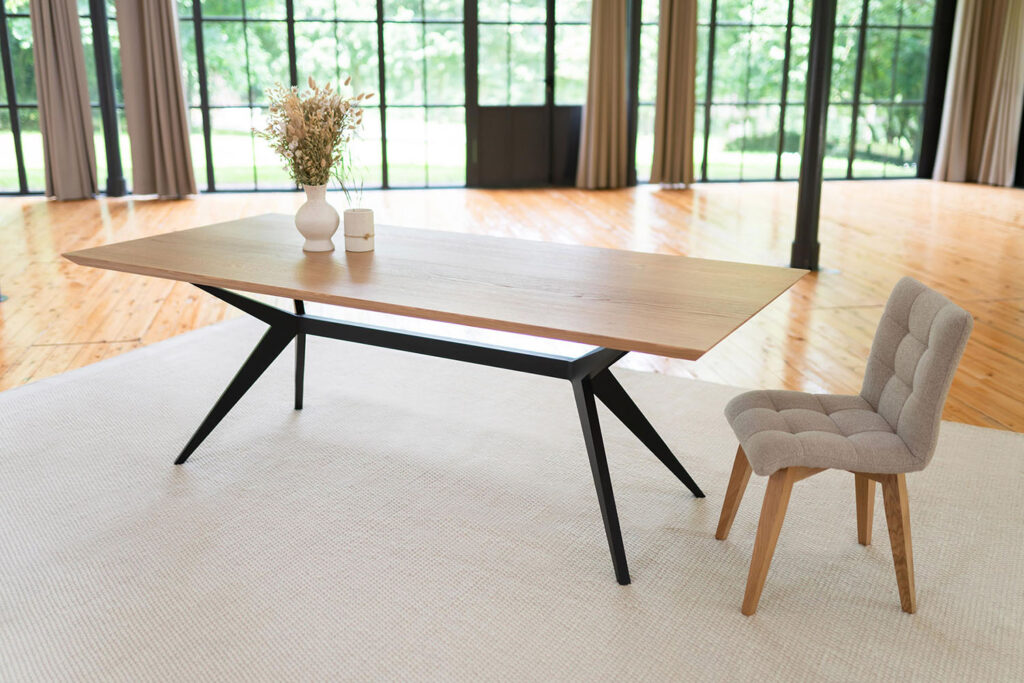 Table à manger en bois et aluminium pleine masse / modèle Papillon / Dimensions : 220 x 90 x H 75 cm / Chêne massif contemporain et pied de table noir charbon / Fabrication artisanale ARTMETA