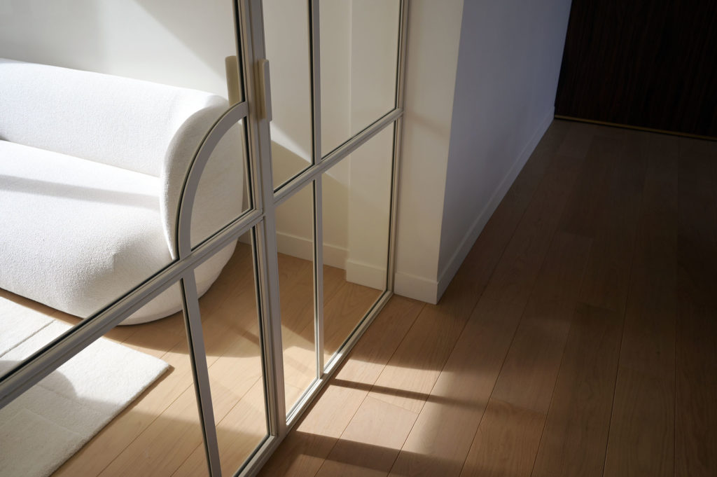 Advisor Paris : verrière en acier sur mesure avec courbes Fabrication artisanale Française ARTMETA / verre silence acoustique / thermolaquage ivoire