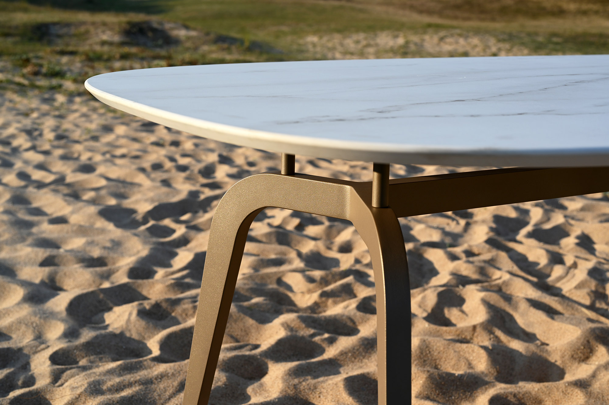 Table céramique DEKTON Céleste 6C Table céramique 250x100 cm / intérieur et extérieur / Dekton REM pied champagne / modèle Céleste