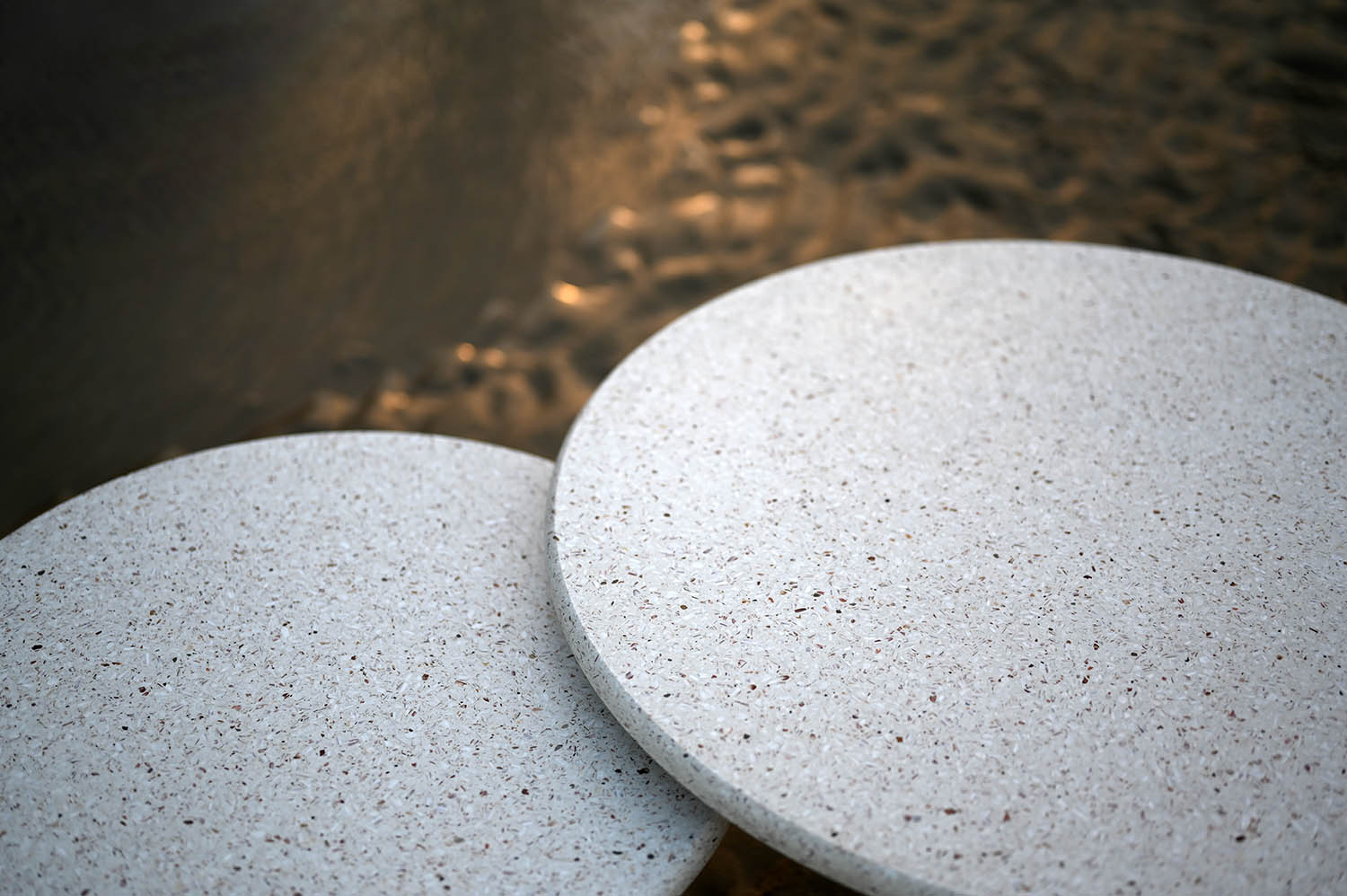 Duo de tables basses coquillage en terrazzo marin / Fabrication française