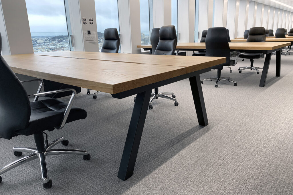 Tables de coworking sur mesure / Projet Finaxys à Paris / Plateaux en chêne massif français / pieds en acier / Fabrication française