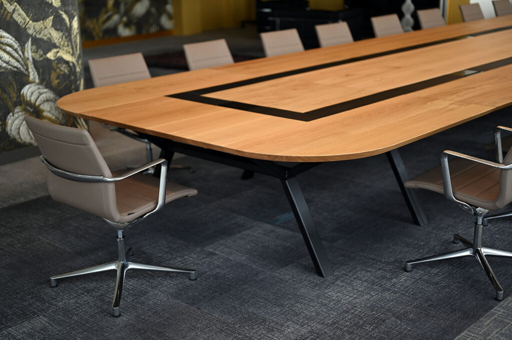 Table de réunion XXL sur mesure ARTMETA pour Ringis / Dimensions : 13,4 mètres x 2,4 mètres / Chêne massif français