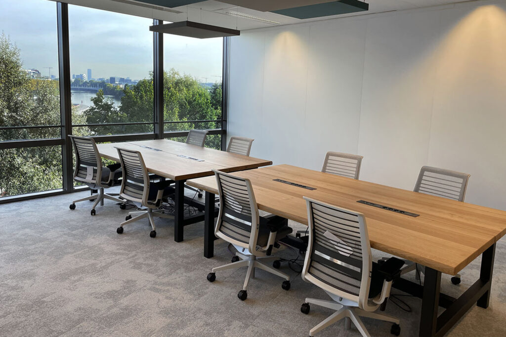 Tables de coworking sur mesure / Projet Capegemini à Paris / Plateaux en chêne massif français / pieds en acier / Fabrication française