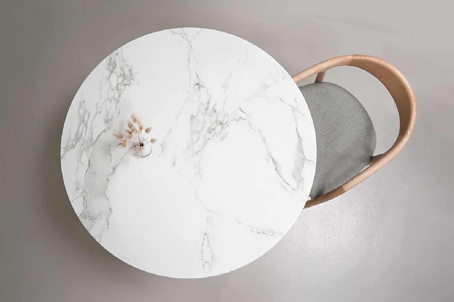 Table dekton aura et pied champagne ARTMETA 4C Table ronde en céramique DEKTON aura diamètre 100 cm pour 4 personnes
