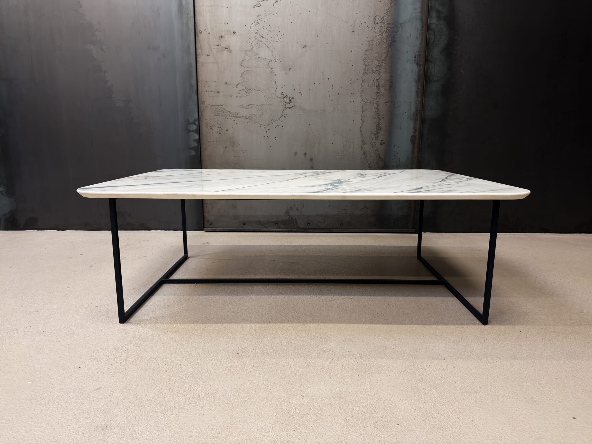 Table basse en céramique dekton Trance pieds en acier