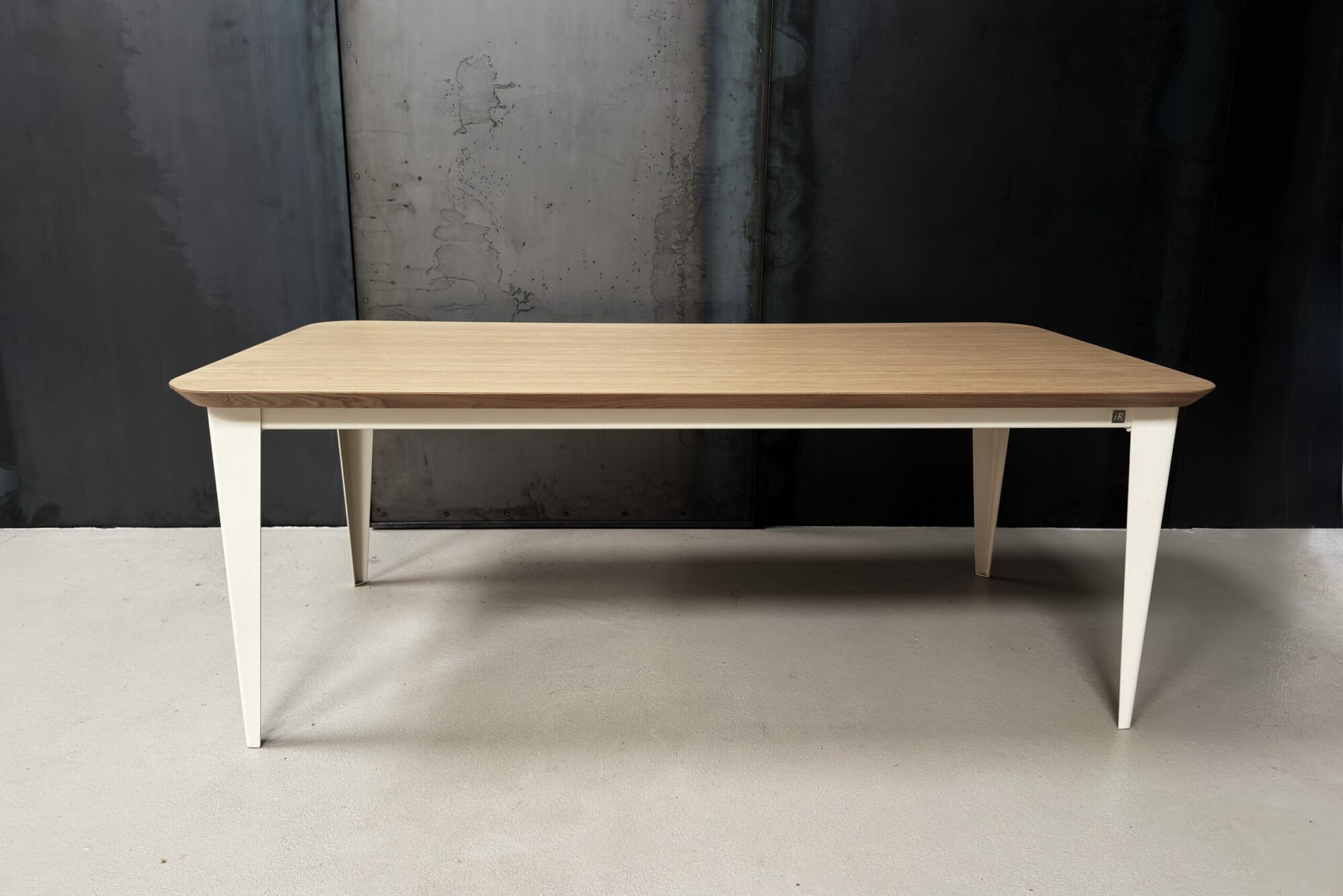 Table comtesse plaquage bois chêne pieds acier ivoire