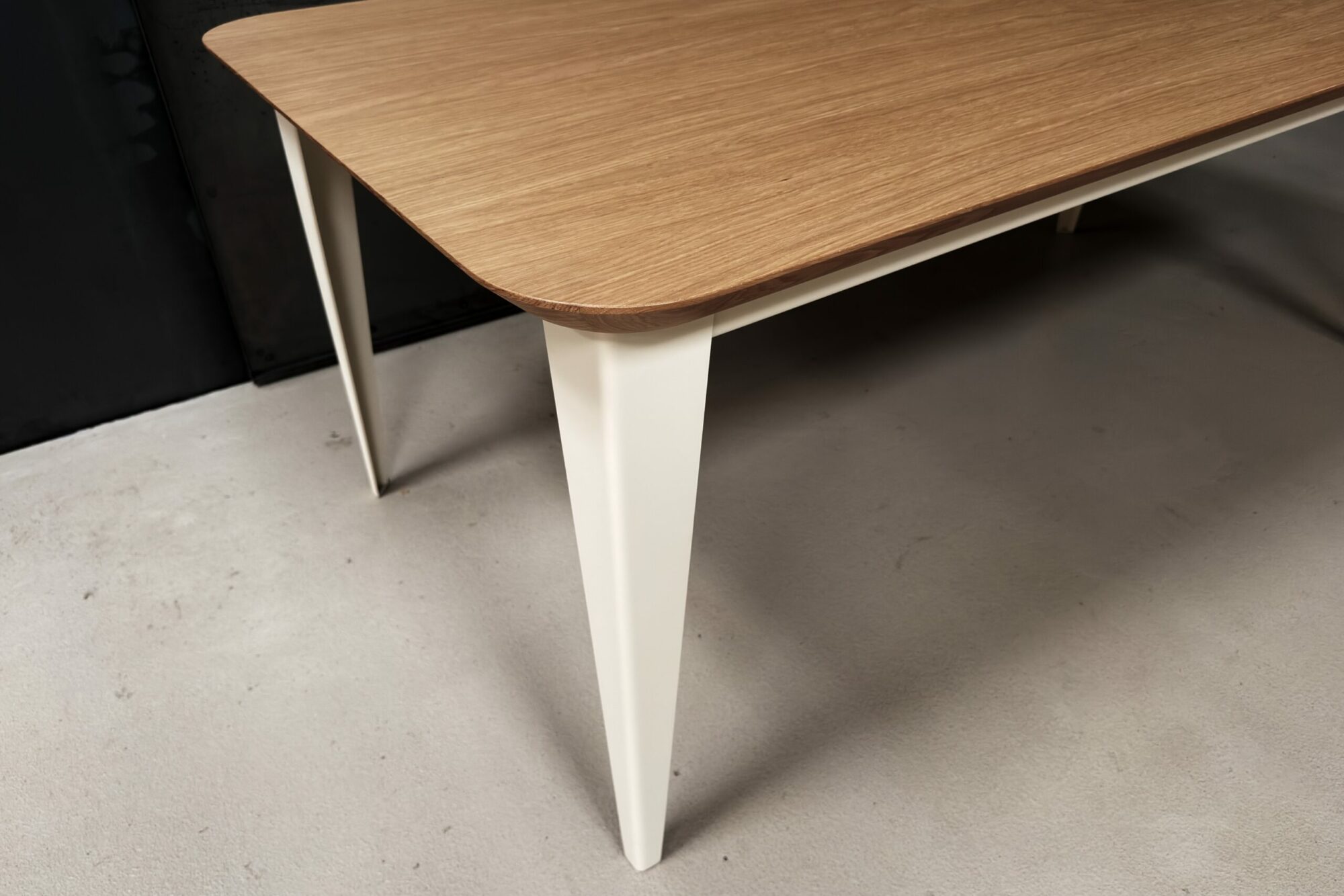 Table comtesse plaquage bois chêne pieds acier ivoire