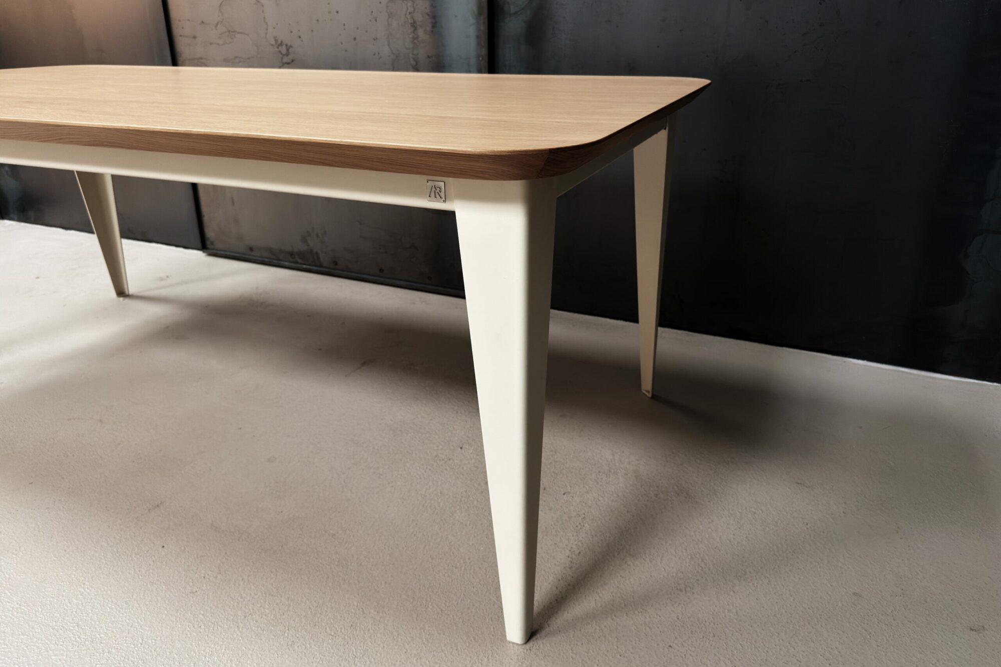 Table comtesse plaquage bois chêne pieds acier ivoire