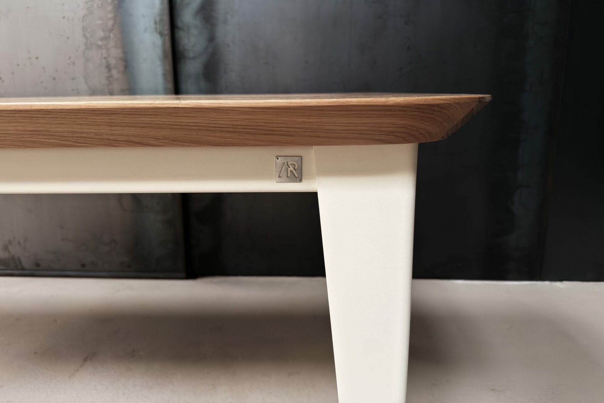 Table comtesse plaquage bois chêne pieds acier ivoire