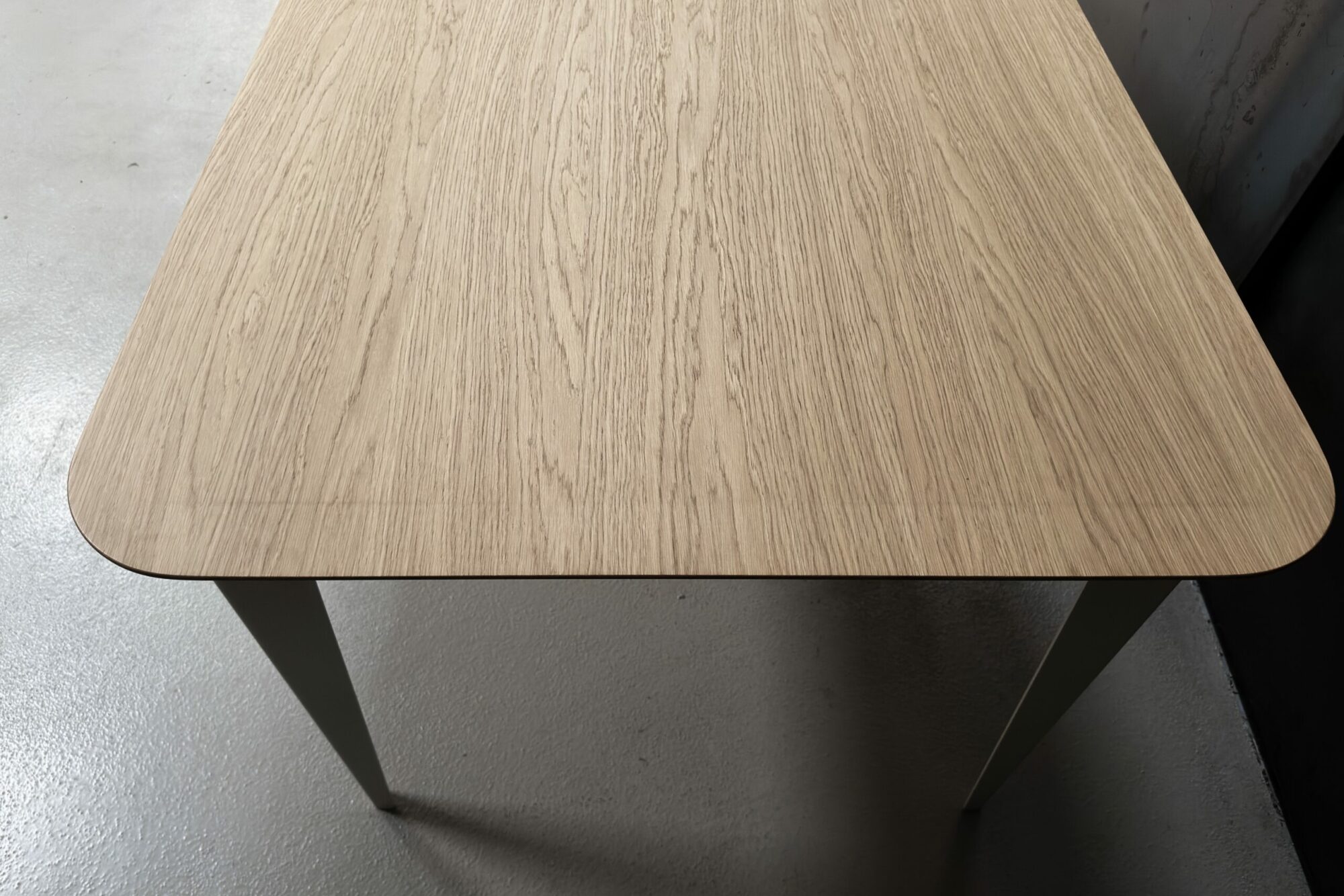 Table comtesse plaquage bois chêne pieds acier ivoire