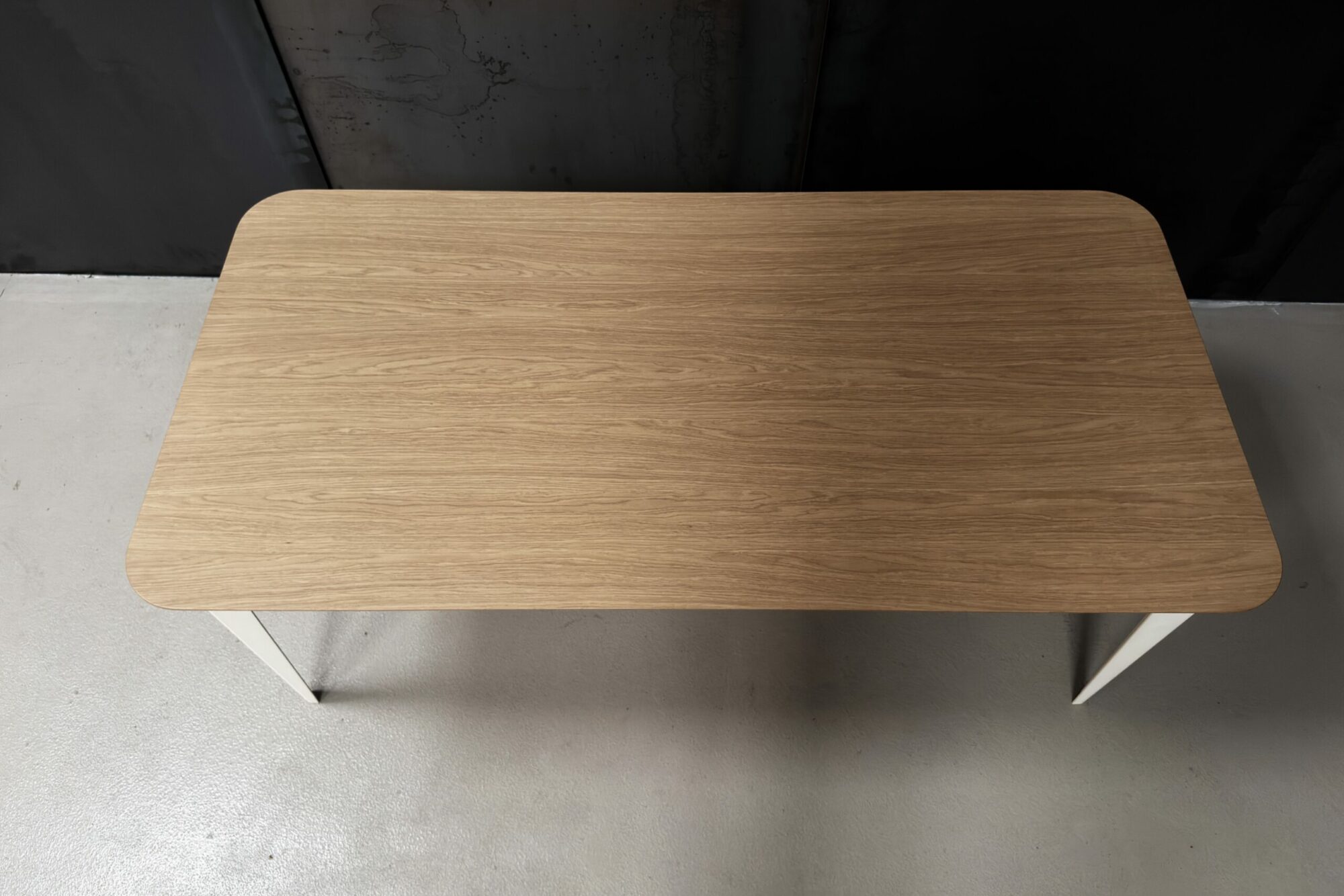 Table comtesse plaquage bois chêne pieds acier ivoire