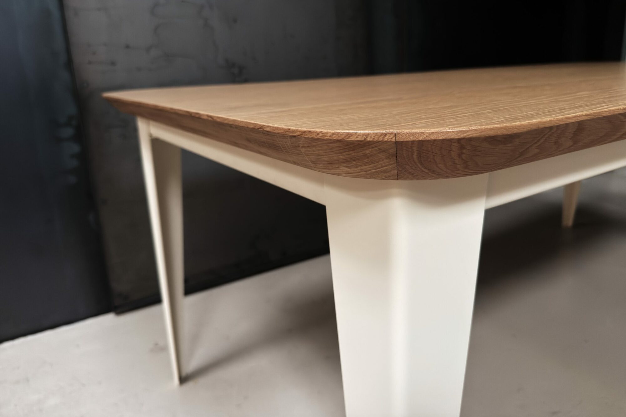 Table comtesse plaquage bois chêne pieds acier ivoire