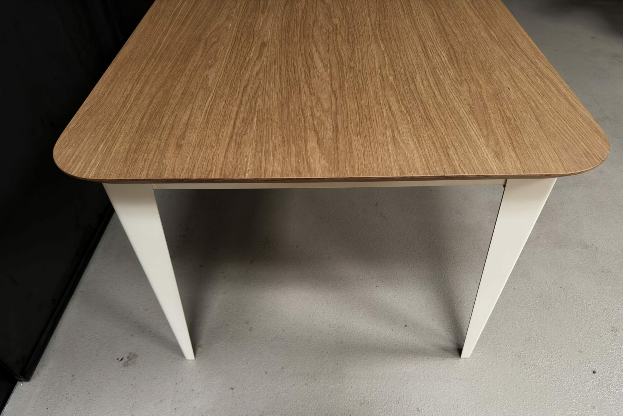 Table comtesse plaquage bois chêne pieds acier ivoire