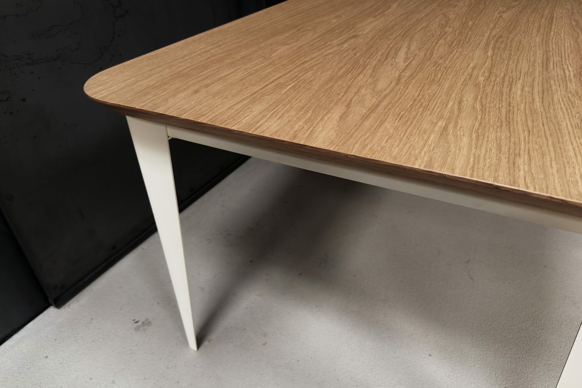 Table comtesse plaquage bois chêne pieds acier ivoire