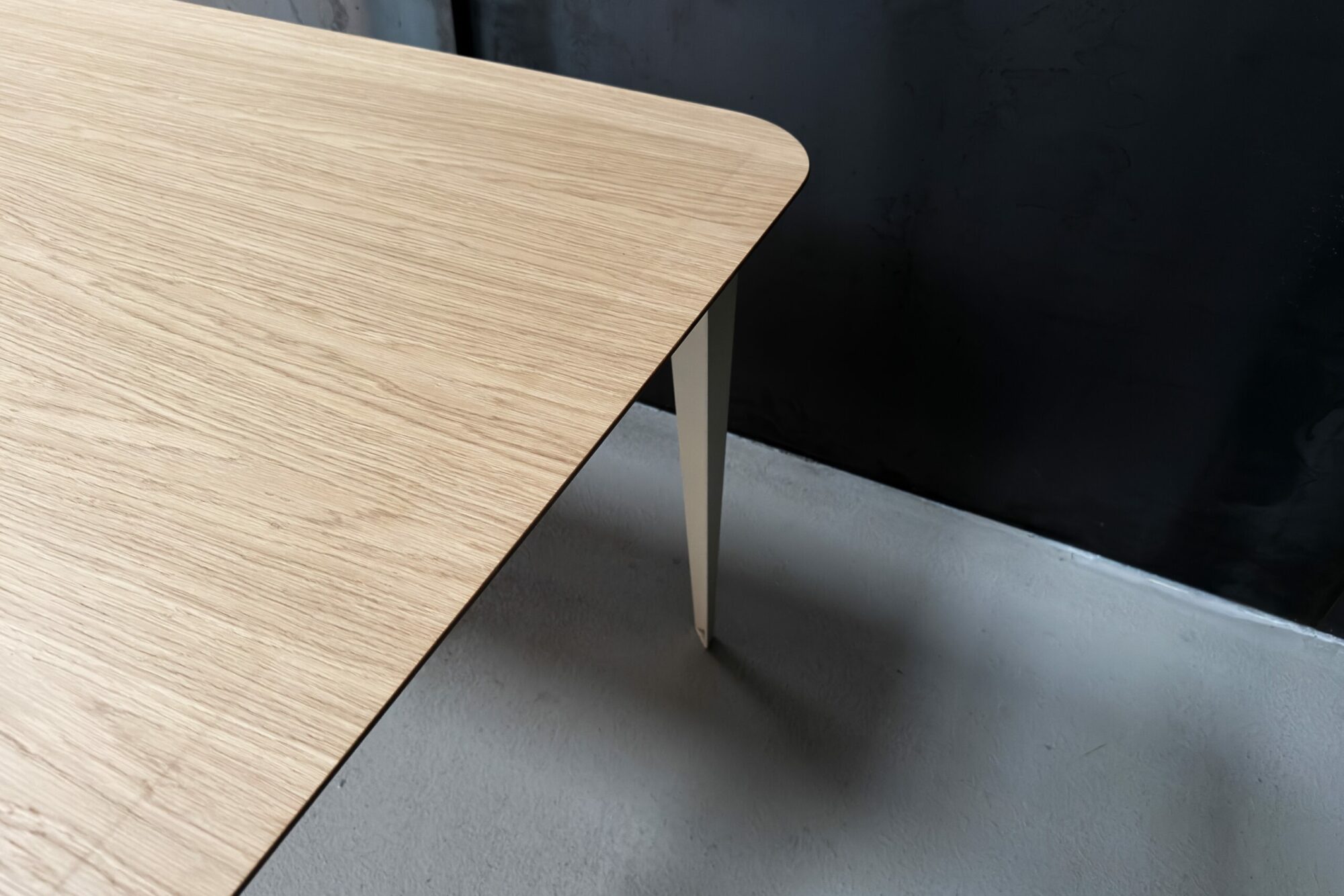Table comtesse plaquage bois chêne pieds acier ivoire