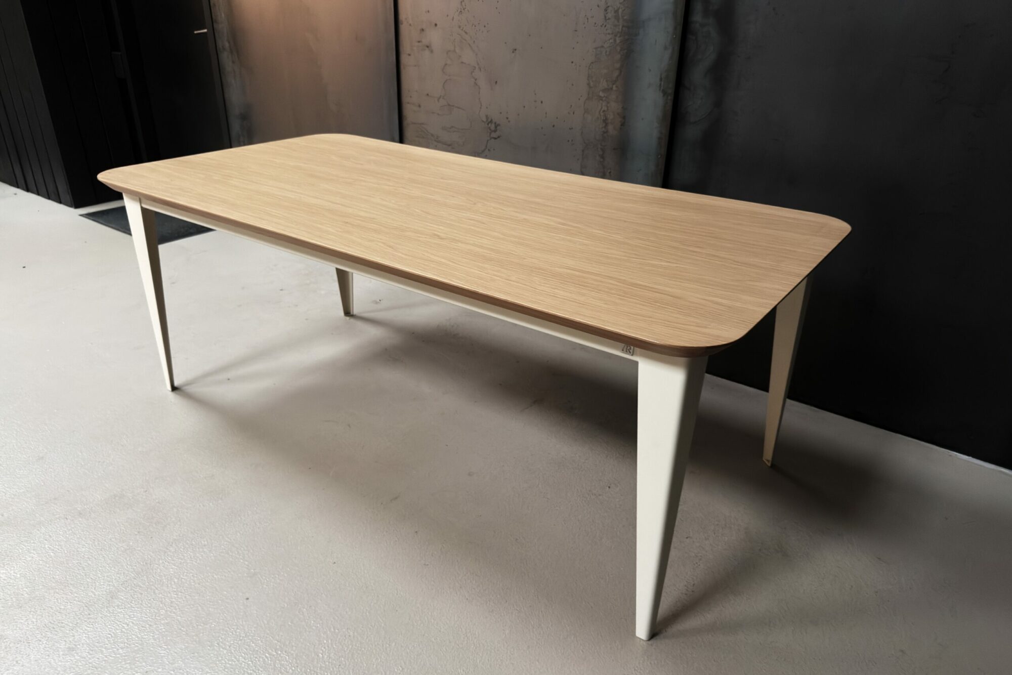 Table comtesse plaquage bois chêne pieds acier ivoire