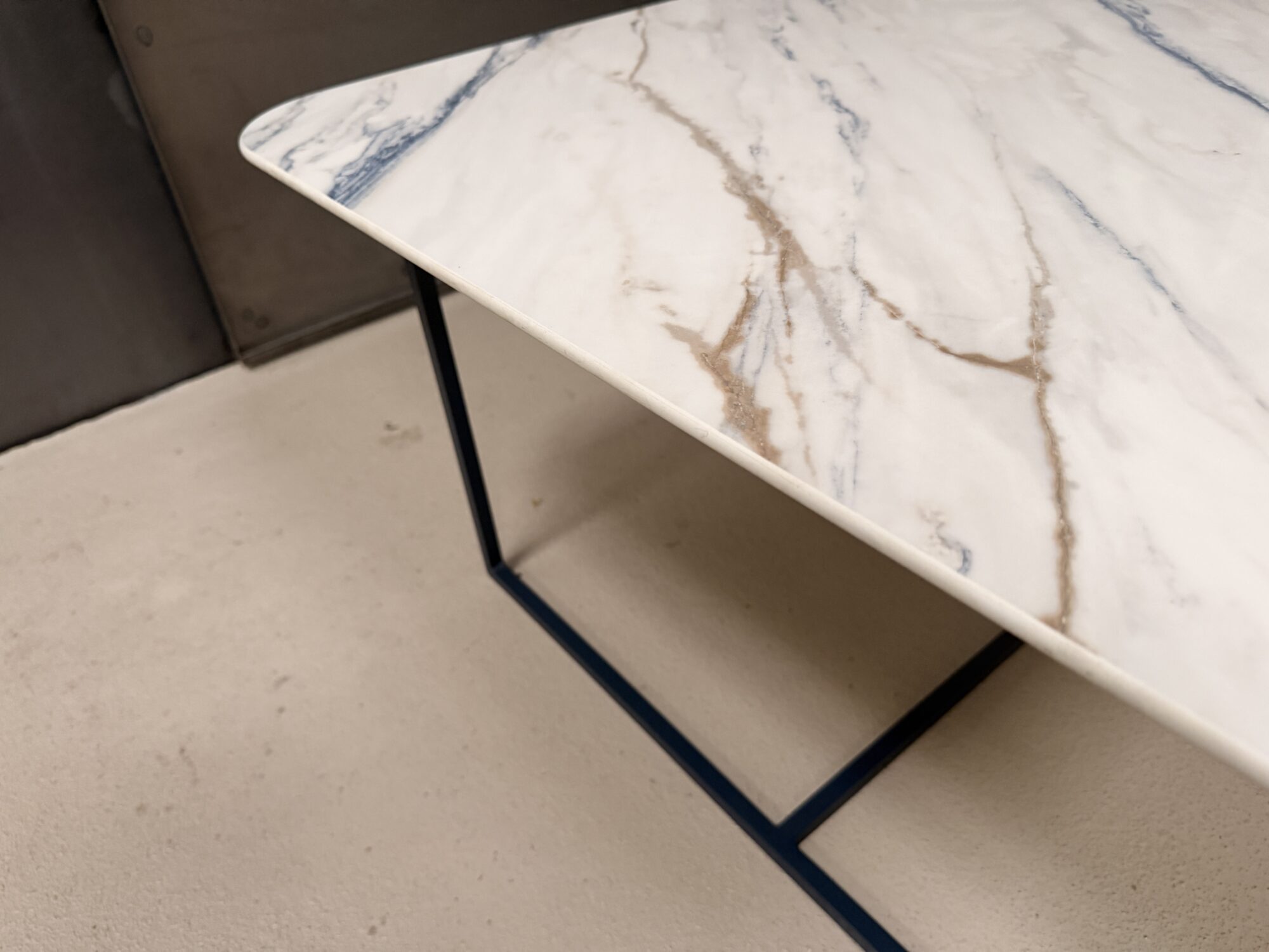 Table basse en céramique dekton Trance pieds en acier