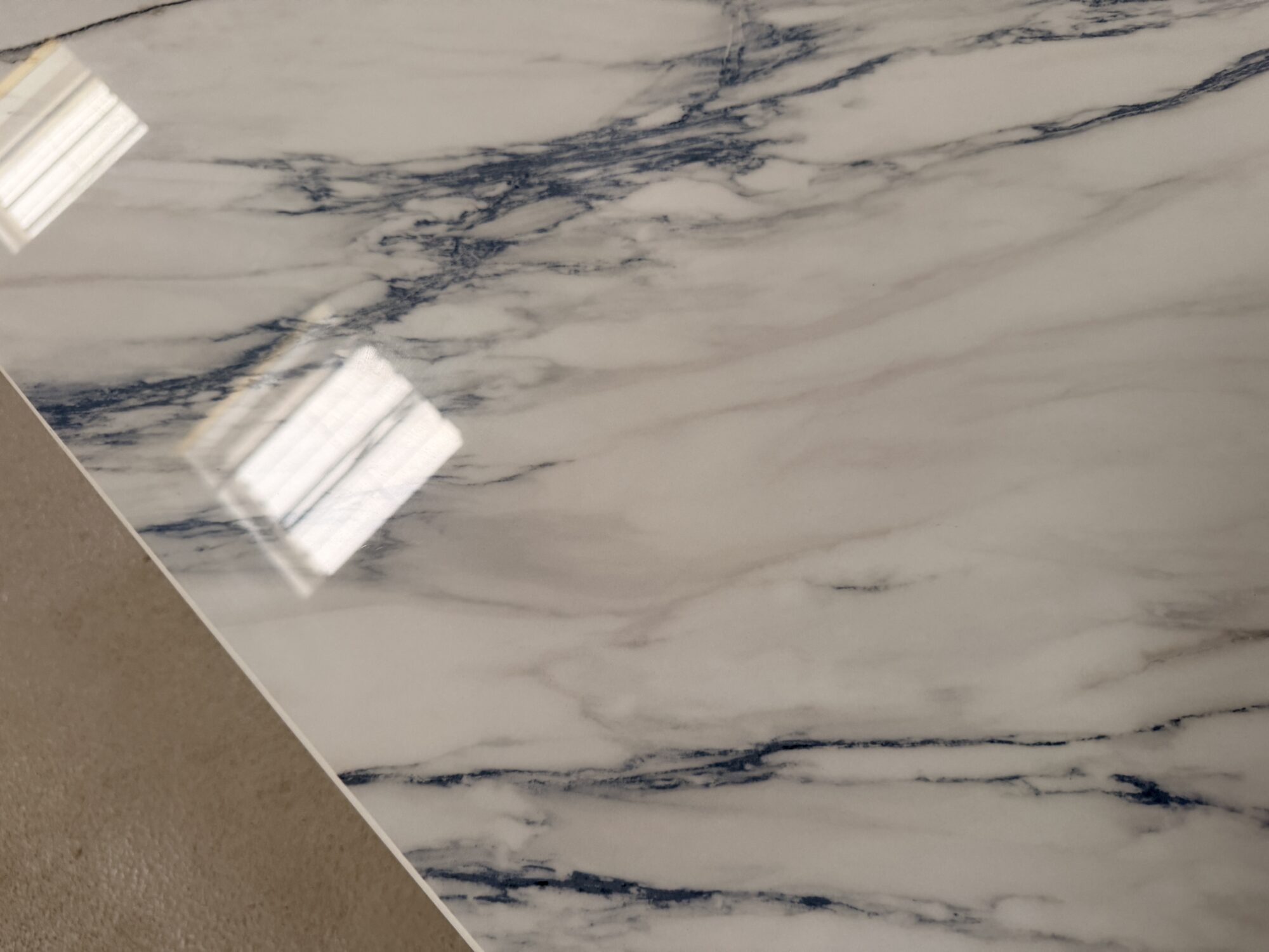 Table basse en céramique dekton Trance pieds en acier