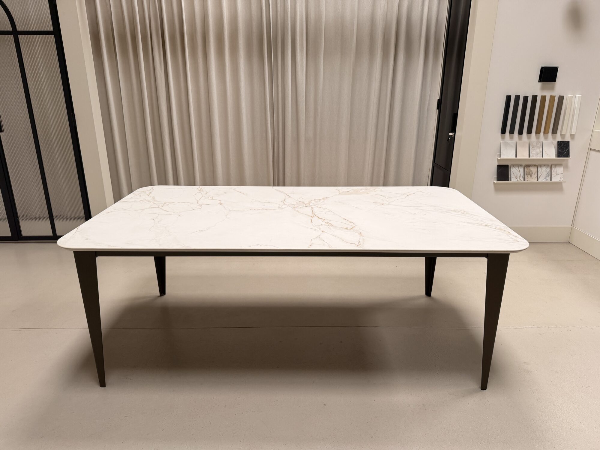 Table à manger Comtesse Dekton Entzo pieds en acier couleur bronze