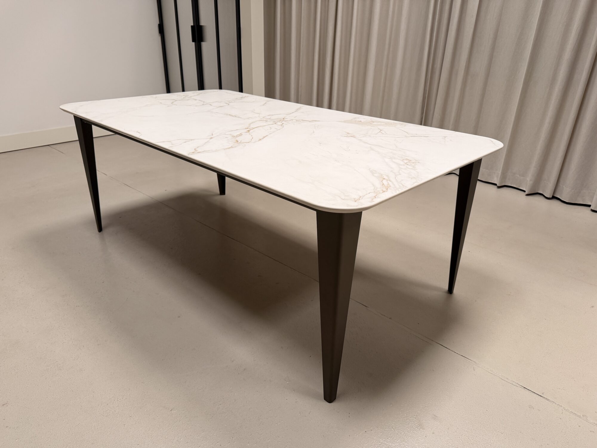Table à manger Comtesse Dekton Entzo pieds en acier couleur bronze