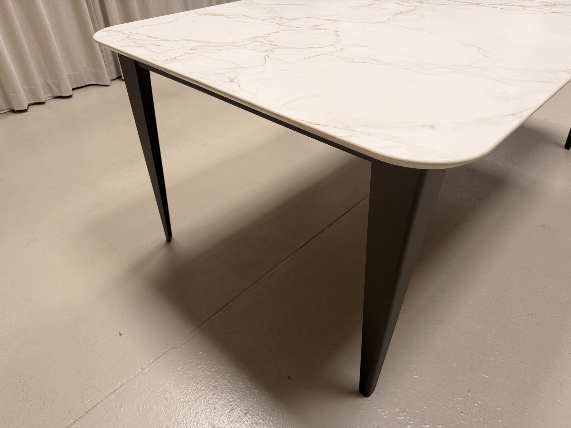 Table à manger Comtesse Dekton Entzo pieds en acier couleur bronze