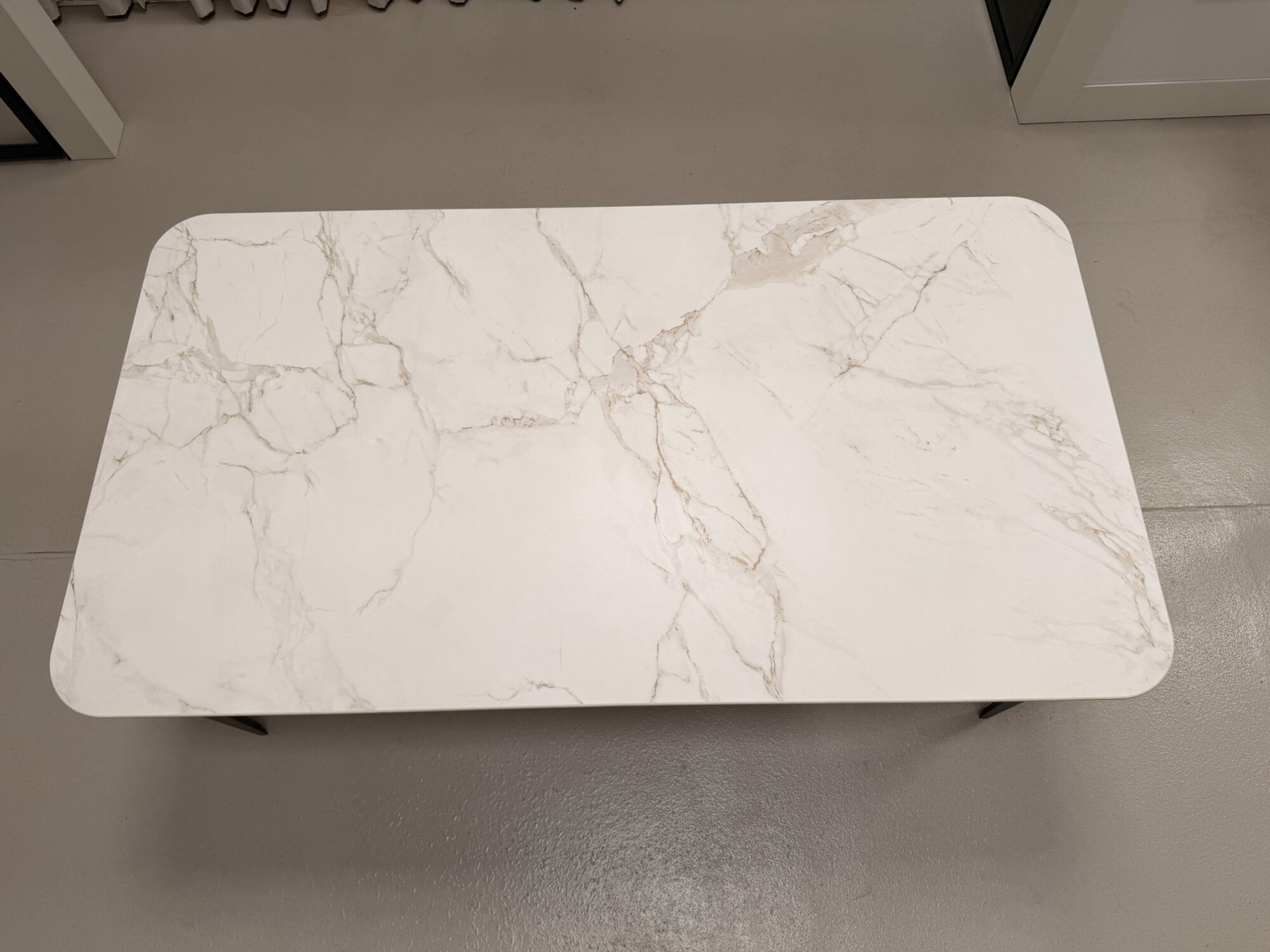 Table à manger Comtesse Dekton Entzo pieds en acier couleur bronze