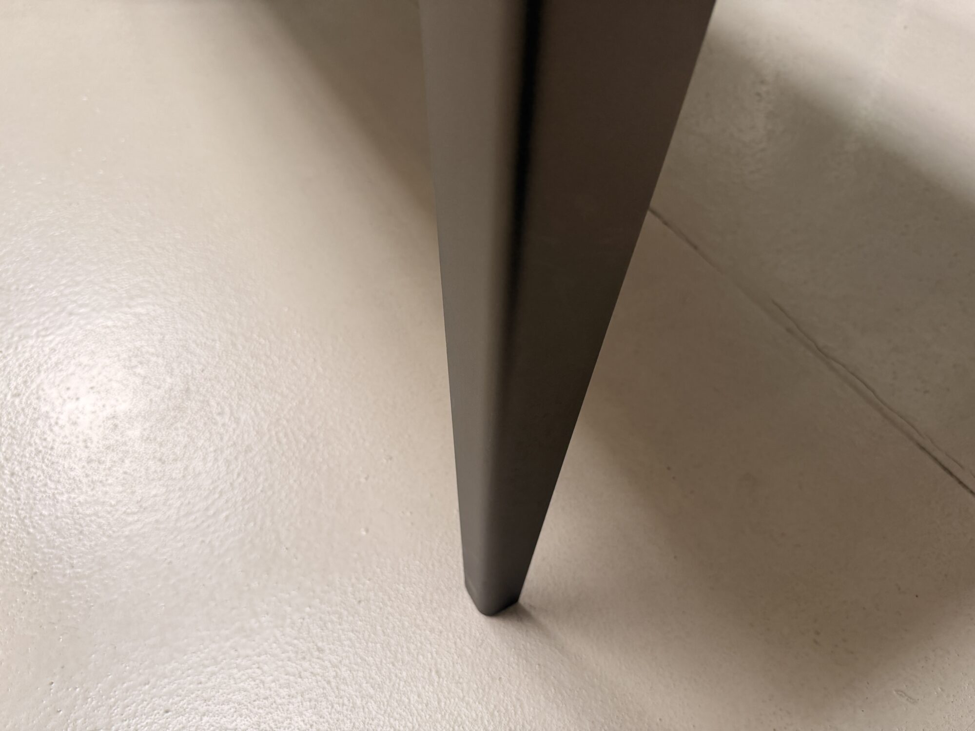 Table à manger Comtesse Dekton Entzo pieds en acier couleur bronze