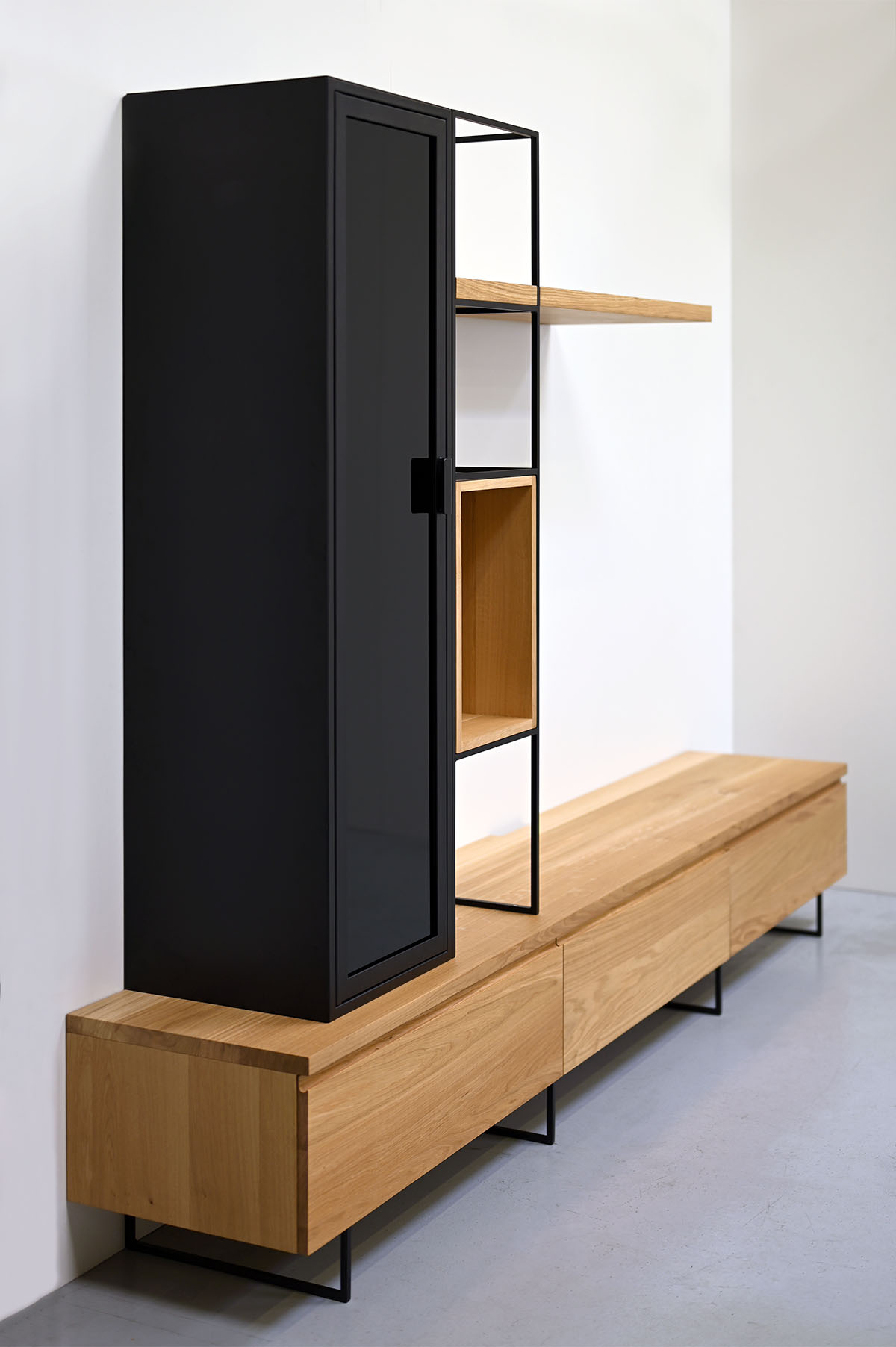 Meuble tv vitrine acier et bois massif sur mesure ARTMETA 4 compressée Meuble tv Vitrine 270 cm acier et bois massif