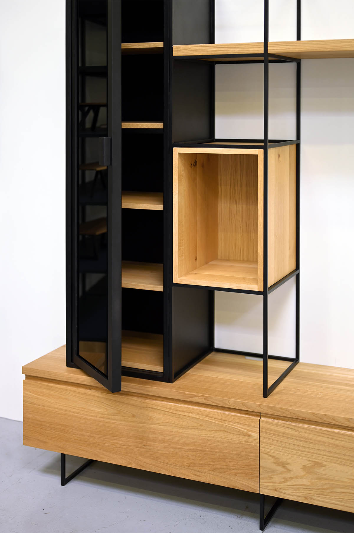 Meuble tv vitrine acier et bois massif sur mesure ARTMETA 7 compressée Meuble tv Vitrine 270 cm acier et bois massif